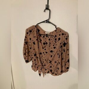 4/$25 Sienna Sky cropped long sleeve shirt in size Large with vine design